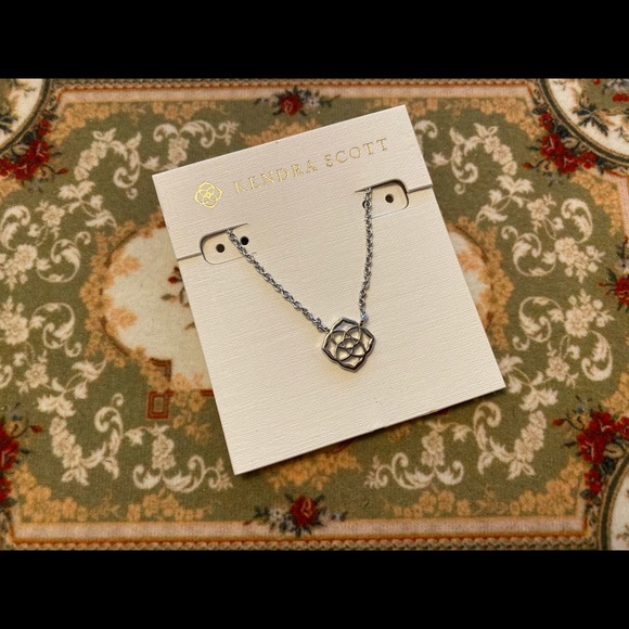 Kendra Scott Decklyn Medallion logo pendant silver - Picture 2 of 3